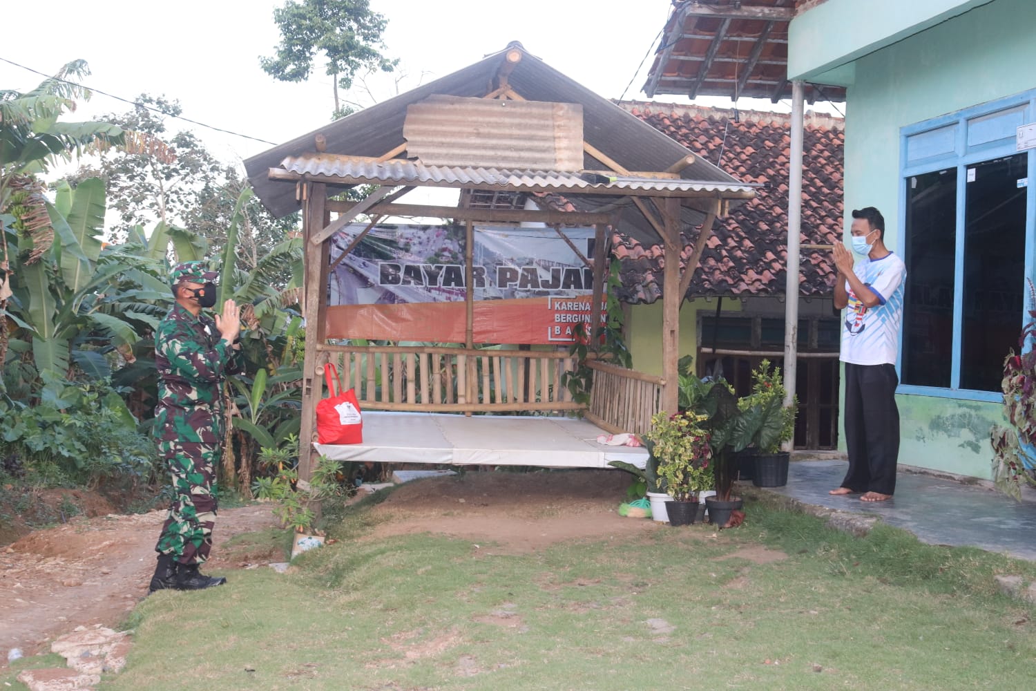 Bakti Sosial TNI, Romas Herlandes Bagikan Sembako pada Warga yang sedang Isolasi Mandiri