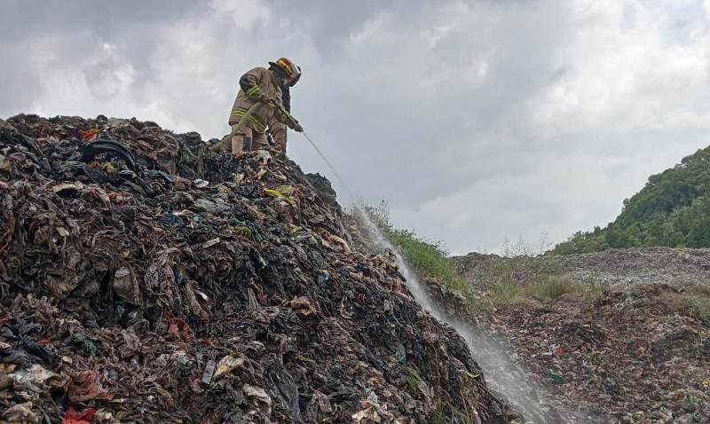 kebakaran-di-TPA-Bakung-Selasa.jpg