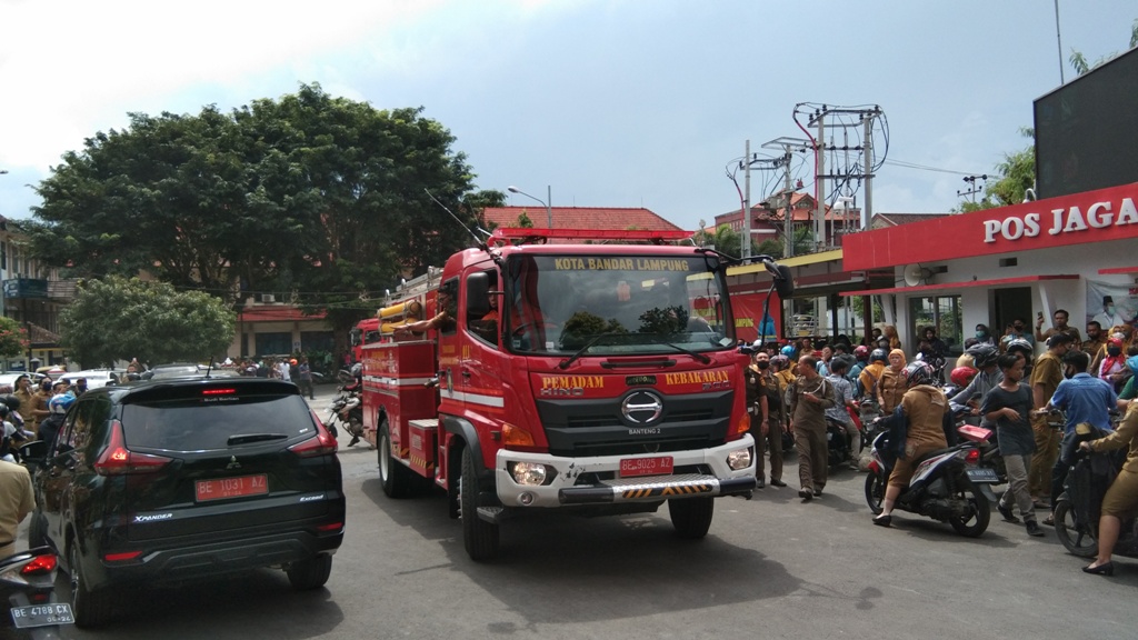 Kantor Pemkot Bandar Lampung Dikabarkan Terbakar, BPBD Terjunkan 3 Damkar