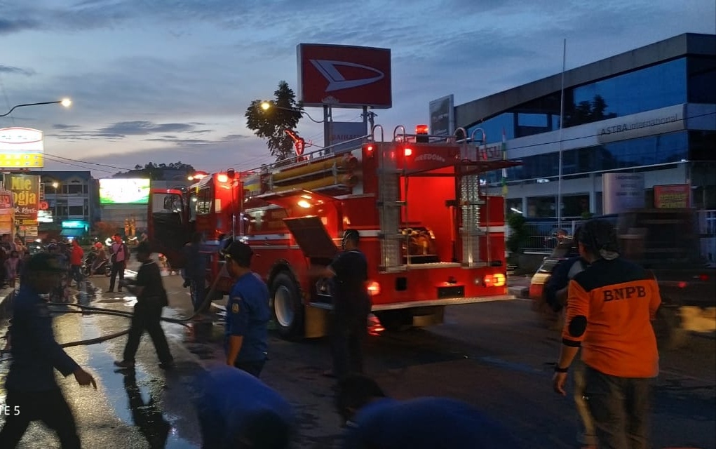 BREAKING NEWS - 25 Personel BPBD Dikerahkan untuk Jinakkan Api di Batin Sayang