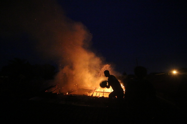 (FOTO) Senin Petang Si Jago Merah Mengamuk di Jl Purnawirawan