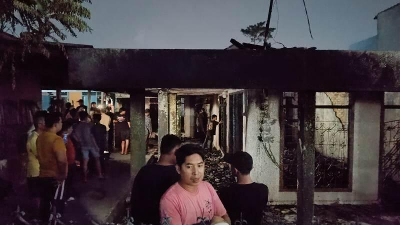kebakaran-di-rumah-bos-papan-bunga-a.jpg