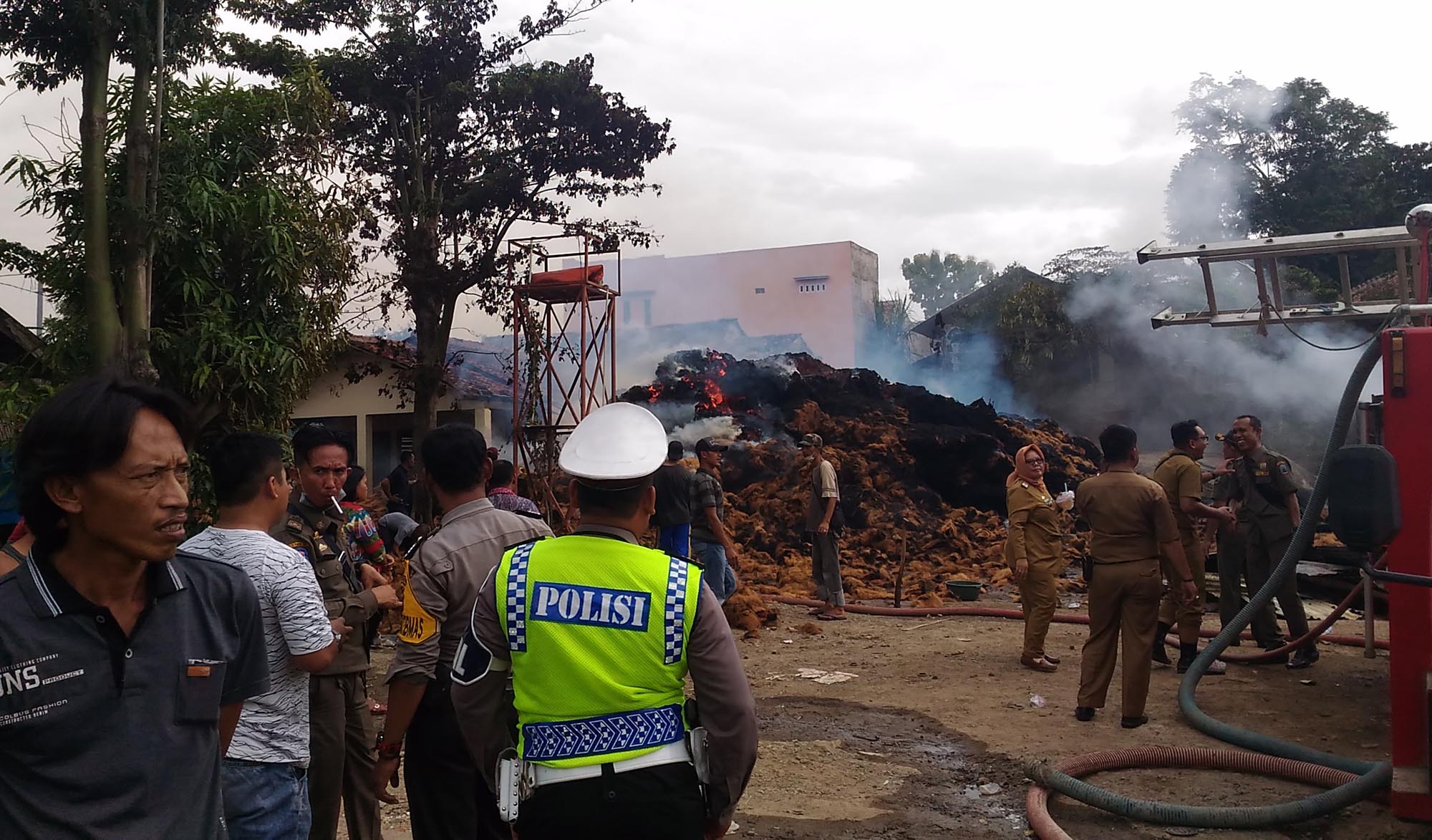 Ini Asal Mula Api yang Membakar Gudang Serabut Kelapa di Natar