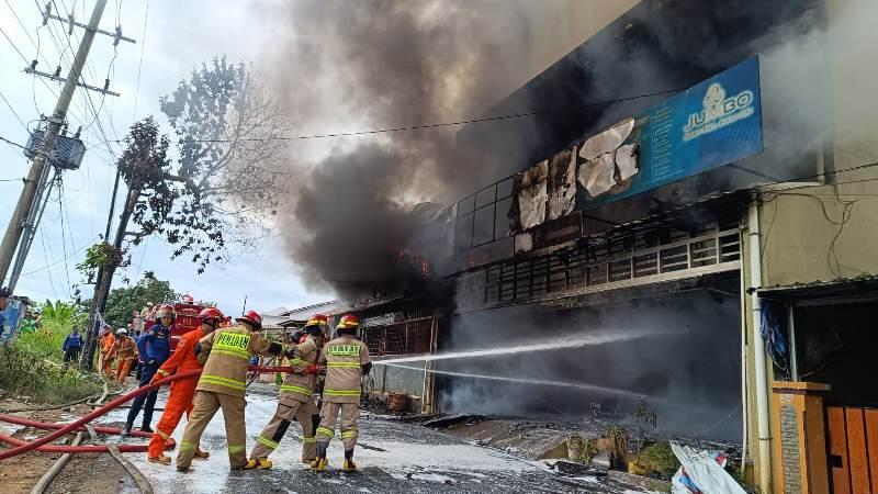 kebakaran-gudang-sparepart-motor-di-beringin-raya.jpg