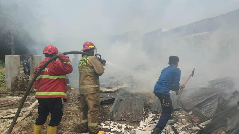 Serpihan Api Bakar Sampah Picu Kebakaran Kios Thrifthing di Sepang Jaya