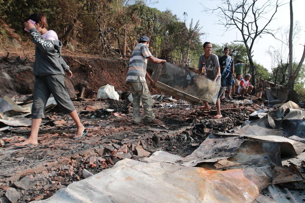 BREAKING NEWS - 13 Rumah di Kaliawi Terbakar Dini Hari, Warga Kumpulkan Barang Sisa Kebakaran