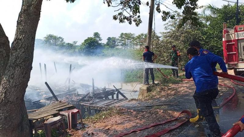 Damkartan Berhasil Padamkan Rumah Semi Permanen di Pinggir Jalinsum Tulangbawang