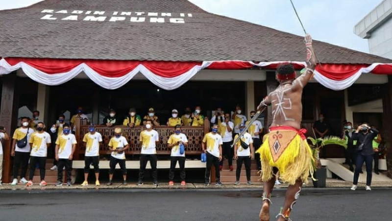 keberangkatan-kontingen-atlet-asal-lampung-dilepas-dengan-tari-tarian-adat-papua.jpg