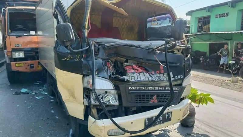 Becak Putar Balik di Tikungan Picu Kecelakaan Beruntun 3 Truk di Pantura Kendal - Tribunlampung.co.id