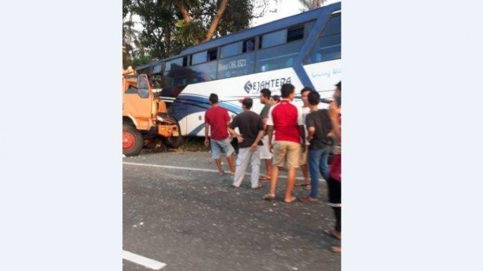 Truk Tabrak Bus Mogok di Jalan Tol, 1 Penumpang Tewas