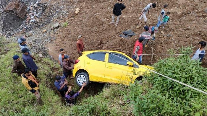kecelakaan-mobil-masuk-jurang-pedal-gas-terhalang-karpet.jpg