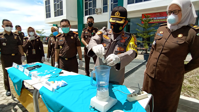 kejari-pringsewu-musnahkan-barang-bukti-sabu-ganja-dan-ekstasi.jpg