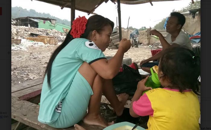 keluarga-pemulung-santap-siang-di-tengah-tumpukan-sampah_20180827_143127.jpg