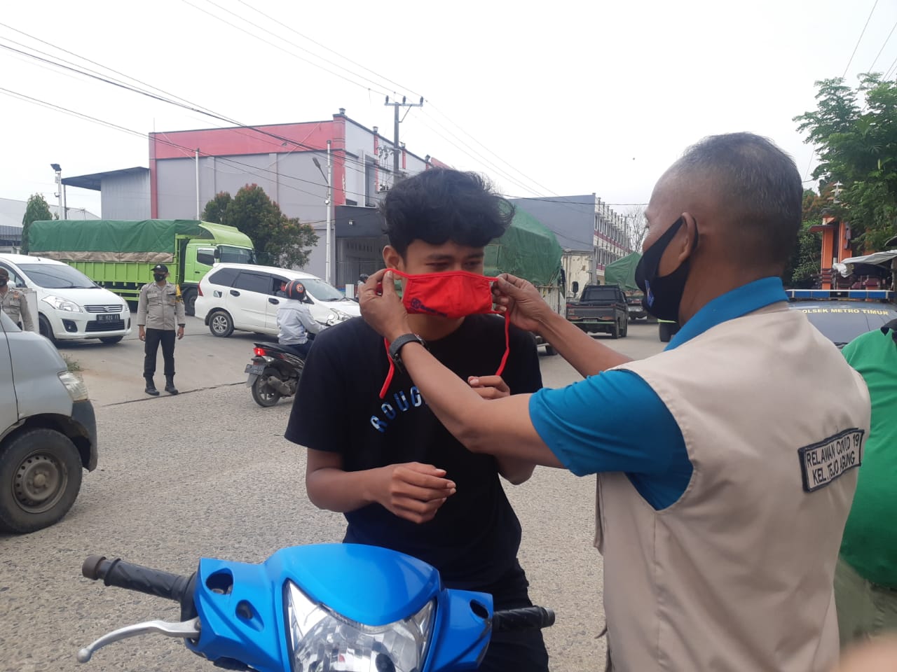 kelurahan-tejoagung-bagi-bagi-masker.jpg