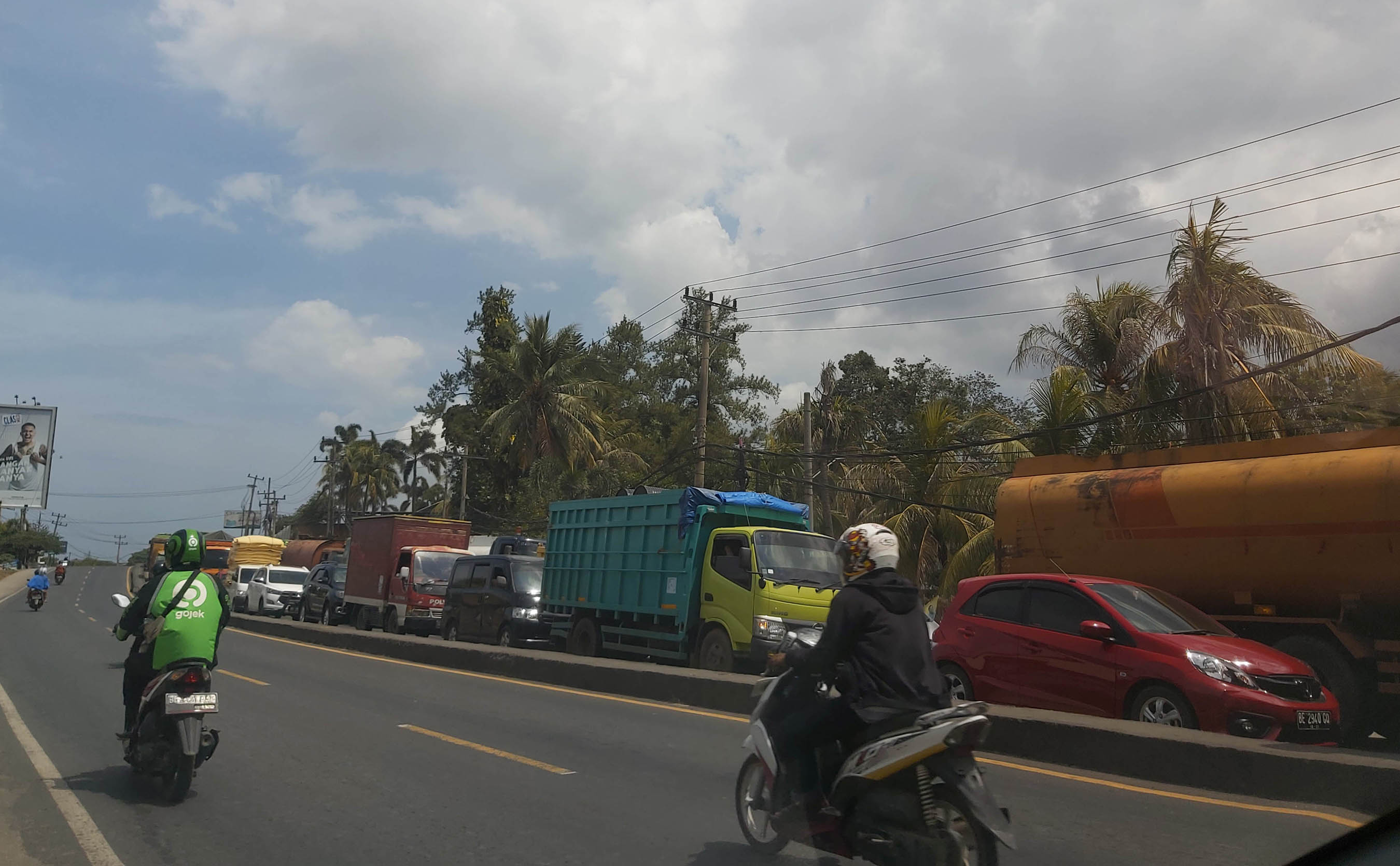 Sempat Terjadi Kemacetan Panjang Akibat Badan Truk Terguling Memakan Badan Jalan