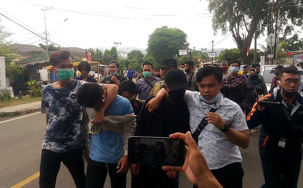 Kembali 8 Pemuda Diamankan Hendak Menyusup ke Demonstran Tolak UU Cipta Kerja di DPRD Lampung