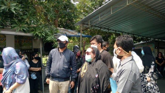 Kena Imbas Pandemi Corona, Pemakaman Ibunda Dipercepat, Nunung Tak Keluarkan Sepatah Kata