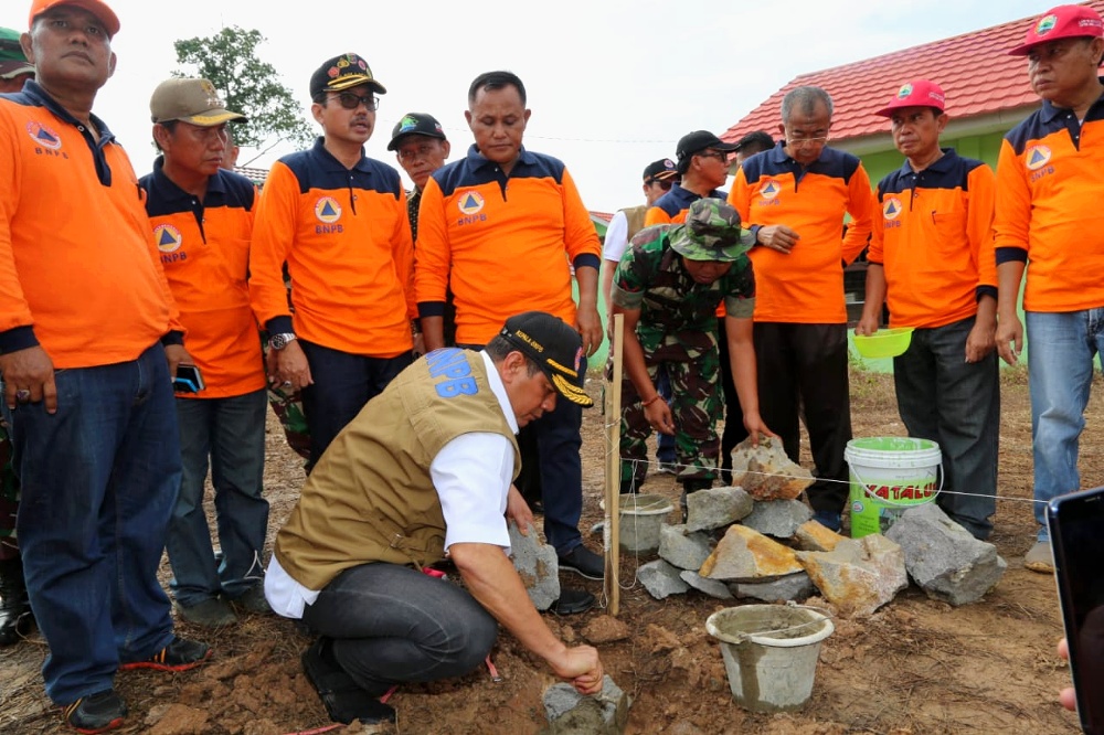 kepala-bnpb-peletakan-batu-pertama-huntara.jpg