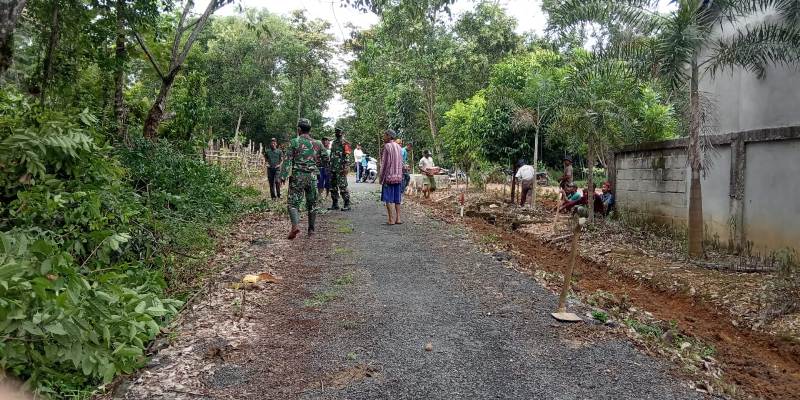 Kepedulian Babinsa Bahuga dan Masyarakat Kerja Bakti Bersihkan Jalan Kampung