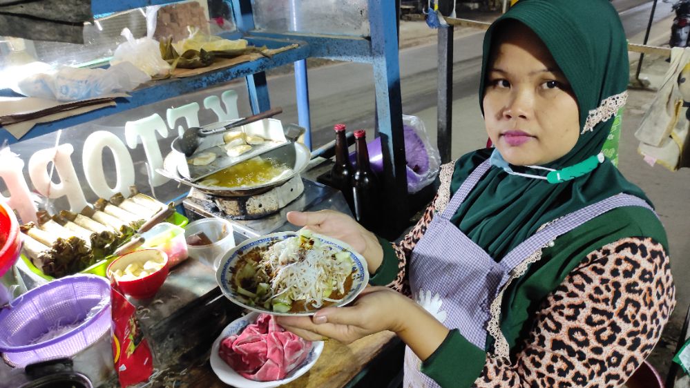 Kuliner Lampung, Ulekan Kacang Ketoprak Ema Bikin Ketagihan Pembeli