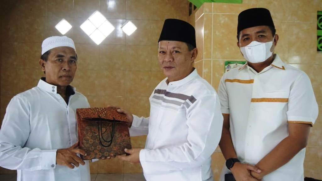 ketua-DPRD-Lamsel-bagikan-paket-berbuka.jpg