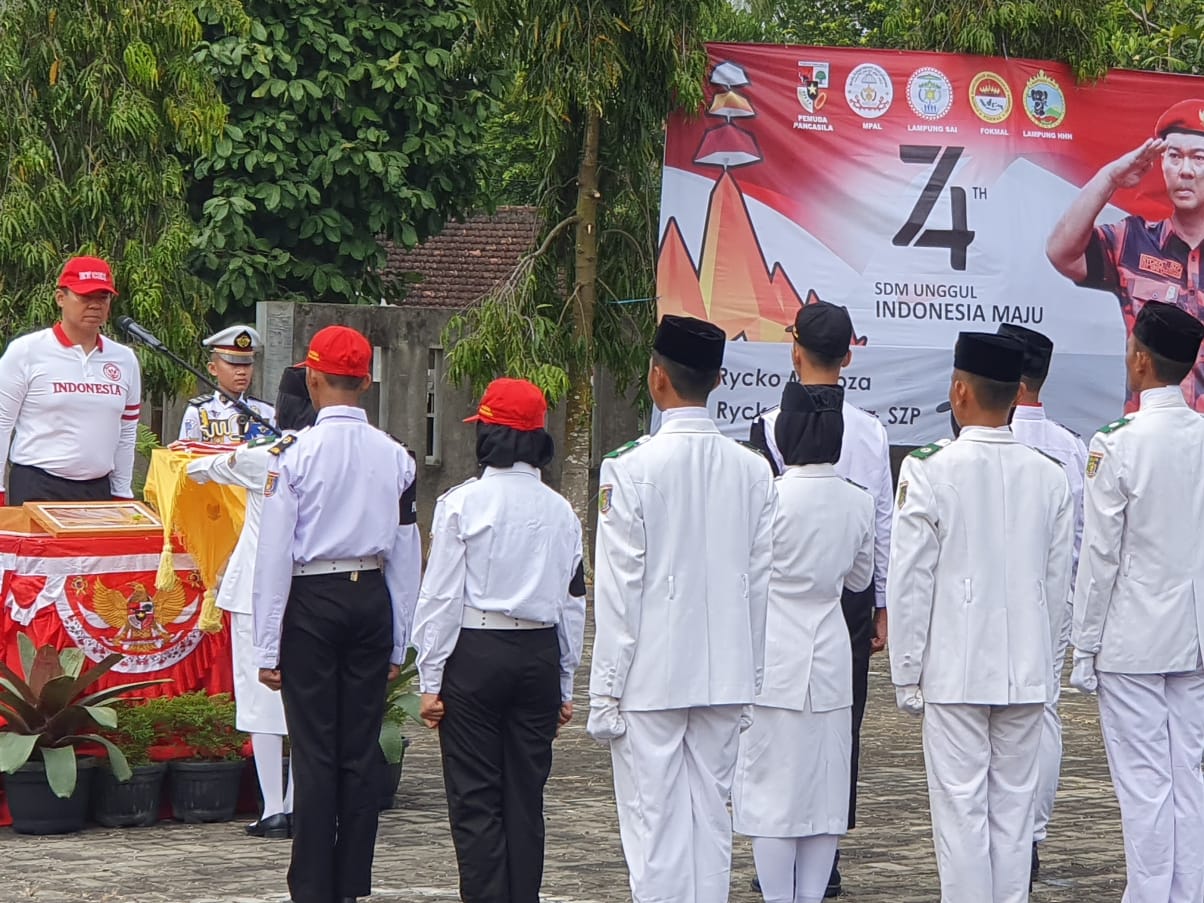 ketua-harian-lampung-sai-hi-rycko-menozaszp-se-sh-mba-bertindak-selaku-inspektur-upacara.jpg