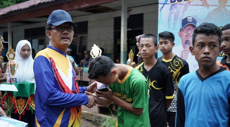 ketua-umum-koni-pesisir-barat-menyerahkan-piala-bergilir-turnamen-volly-ball-dan-badminton.jpg