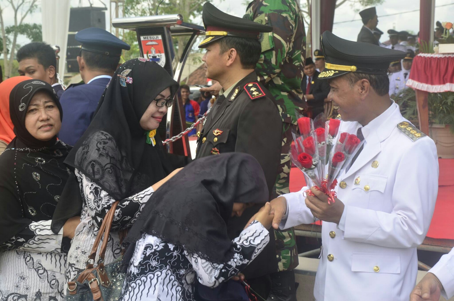 Peringati HUT Guru, Khamamik Bagi Seribu Bunga