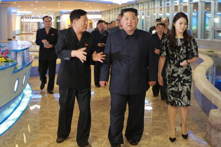 kim-jong-un-dan-istri-ri-sol-ju_20180610_112142.jpg