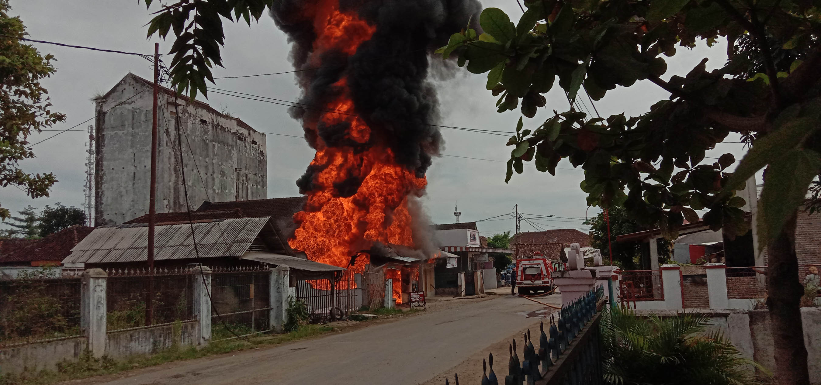 BREAKING NEWS Kios Bensin di Pringsewu Terbakar, Petugas Damkar Dibantu Warga Berjibaku Padamkan Api