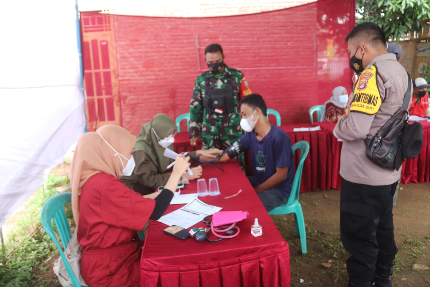 Dukung Program Pemerintah, Koramil 410-05/TKP Gelar Vaksinasi Covid 19 untuk Warga Wilayah Binaan