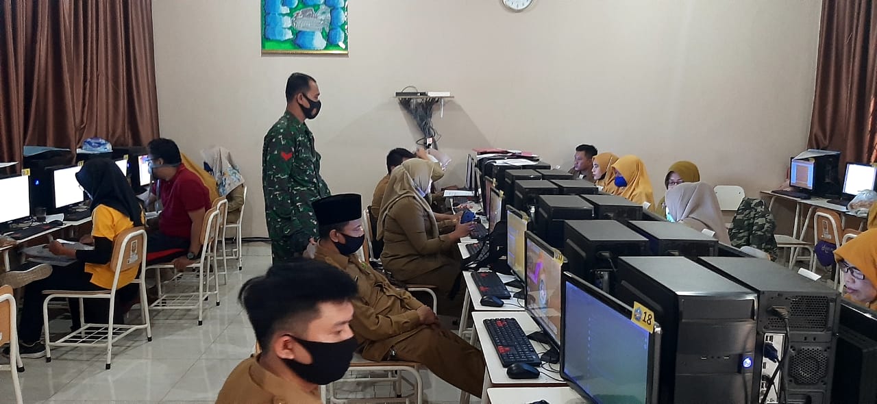 Babinsa Koramil 410-05/TKP Sosialisasi Protokol Kesehatan kepada Guru - Guru  di SMPN 32