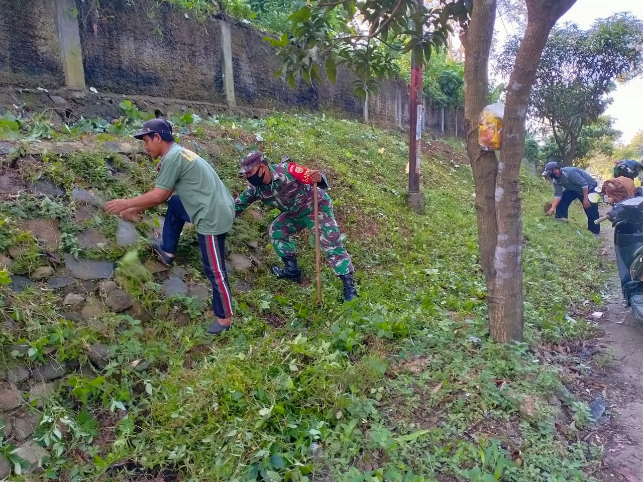 Babinsa Garuntang Koramil 410-02/TBS Kodim 0410/KBL Bersama Warga Timbun Jalan Rusak