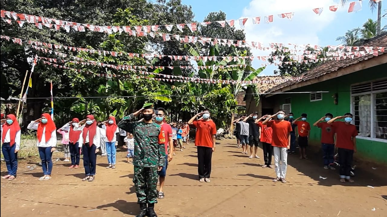 Babinsa Koramil 410-01/ Panjang Bersama Warga Lukukan Sikap Sempurna Peringati HUT RI ke 75