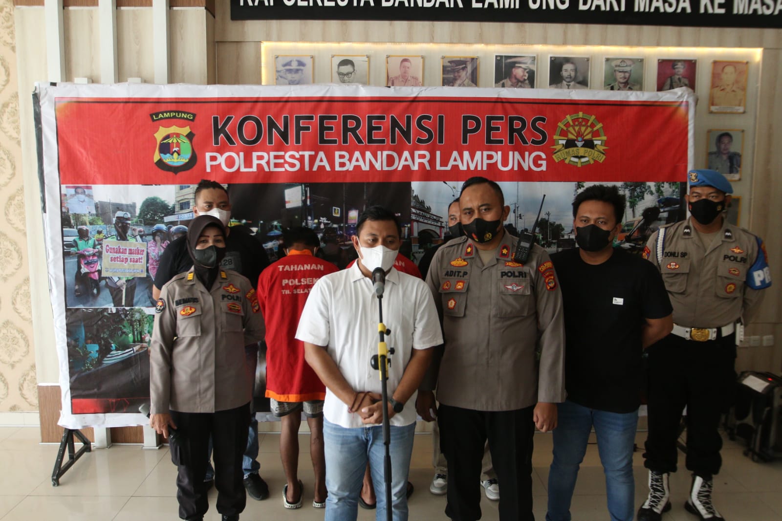 kompol-dennis-arya-putra-bersama-kapolsek-telukbetung-selatan-kompol-adit-priyanto.jpg