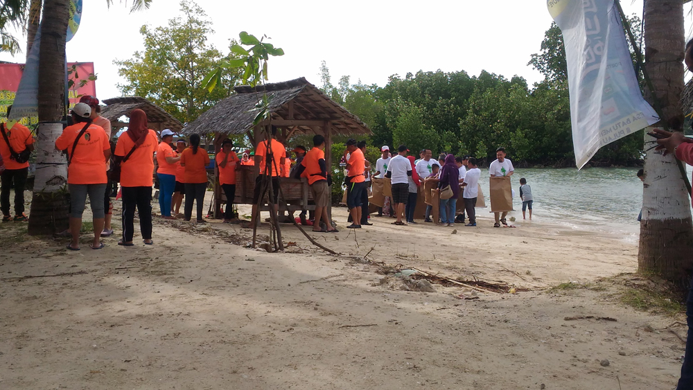Acara Belum Mulai, Komunitas Hash House Harriers dan Perwakilan Nestle Rebutan Bersihkan Sampah