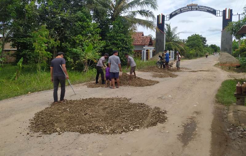 kondisi-jalan-berlubang-di-pringsewu-saat-sedang-ditimbun-warga.jpg