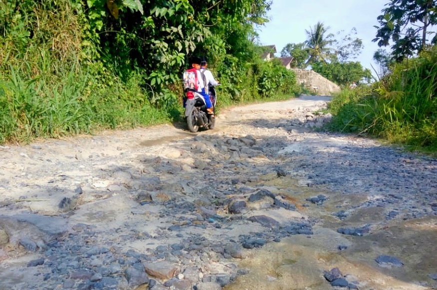 kondisi-jalan-rusak-di-desa-kemukus-ketapang-lampung-selatan.jpg