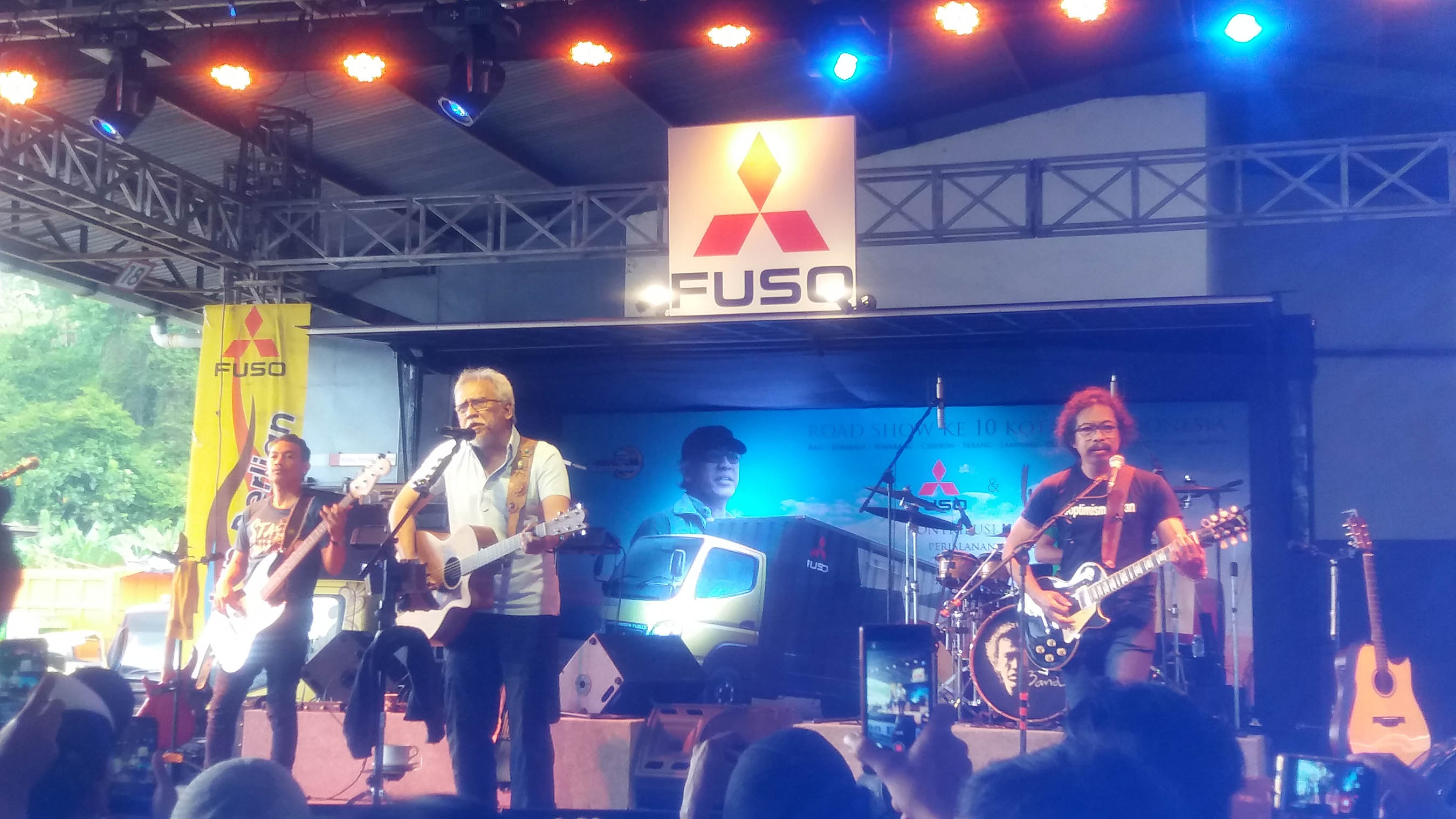 Iwan Fals Konser di Lampung Sebagai Apresiasi Pelanggan dan Sopir Mitsubishi Fuso