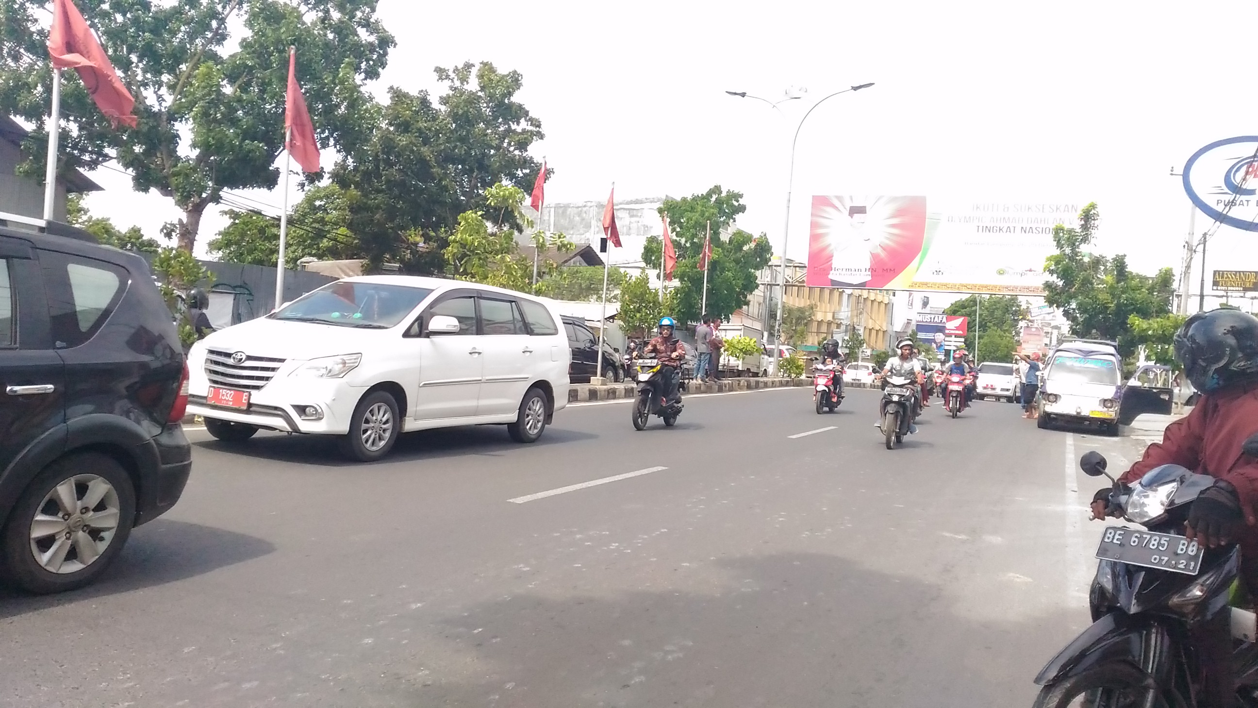 konvoi-demo-angkot-di-tugu-adipura_20171027_173118.jpg