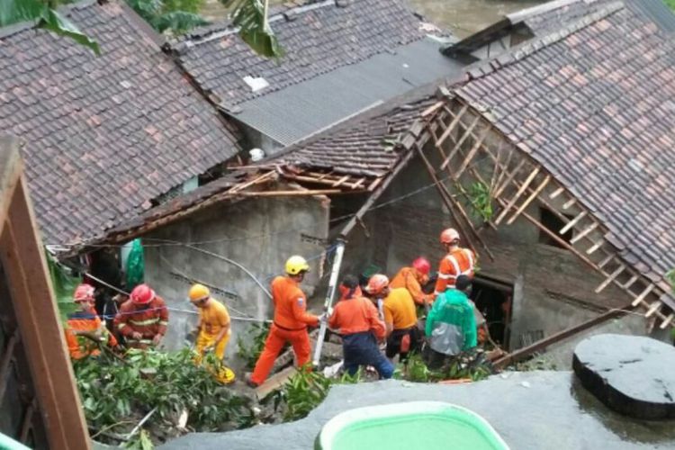 Longsor di Jogja - Jenazah Nenek Ditemukan dalam Posisi Memeluk Cucunya
