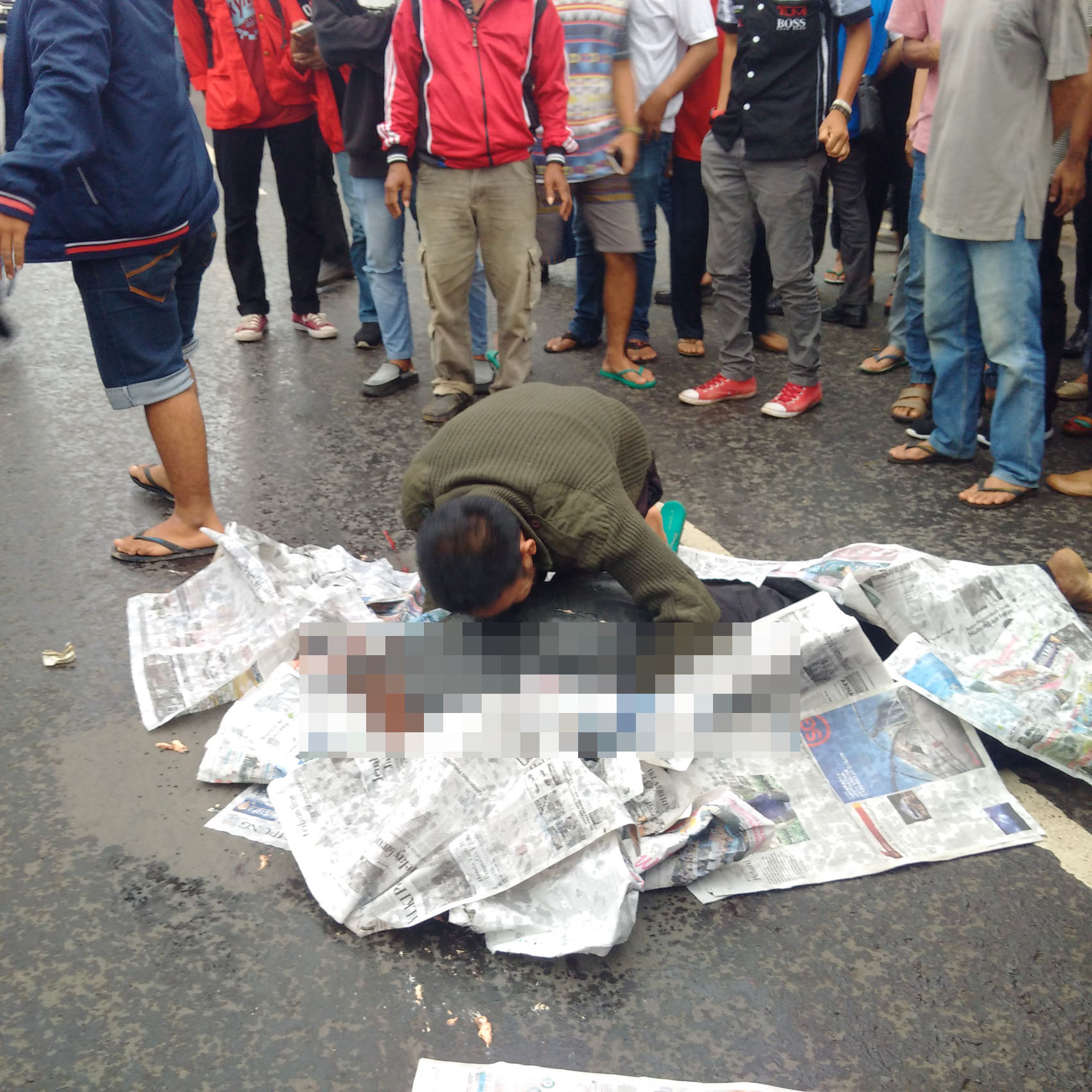 Ya Allah, Tolong Pak, Tolong Pak, Pria Itu Langsung Memeluk Jasad yang Bersimbah Darah