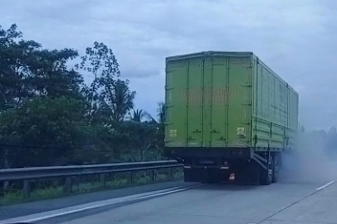 korsleting-truk-terbakar-di-tol-lampung.jpg