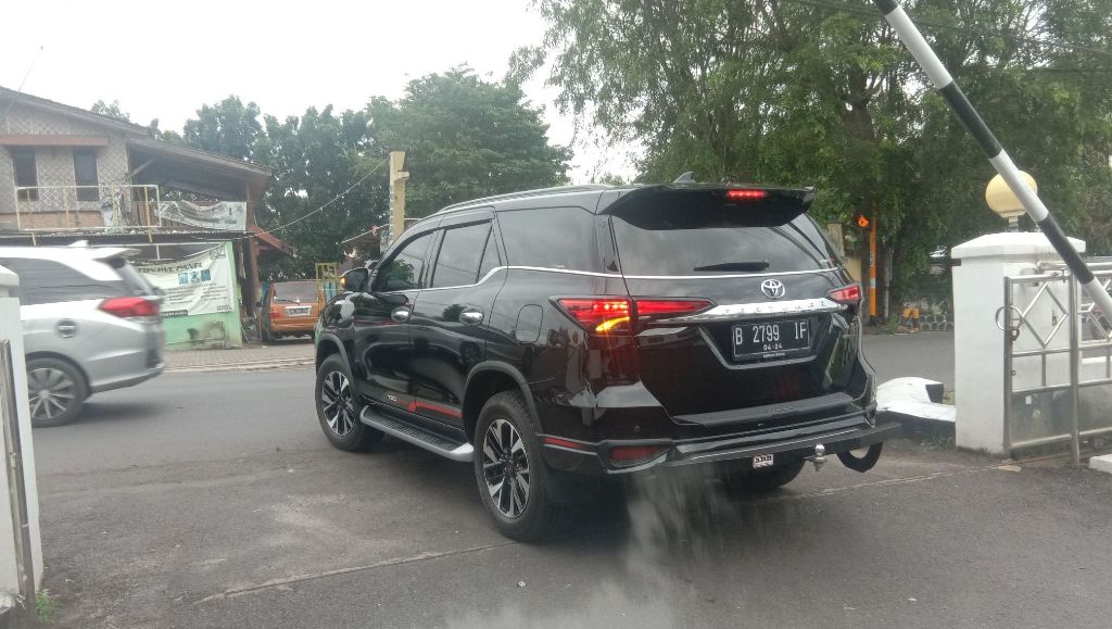 Seusai 6 Jam Diperiksa KPK, Istri Bupati Agung Lambaikan Tangan ke Awak Media