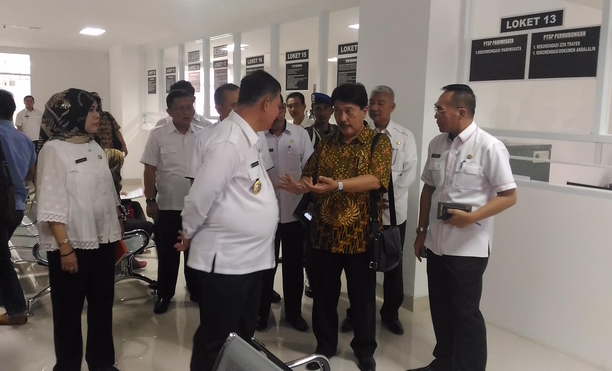 kpk-tinjau-gedung-pelayanan-satu-atap_20180228_124328.jpg