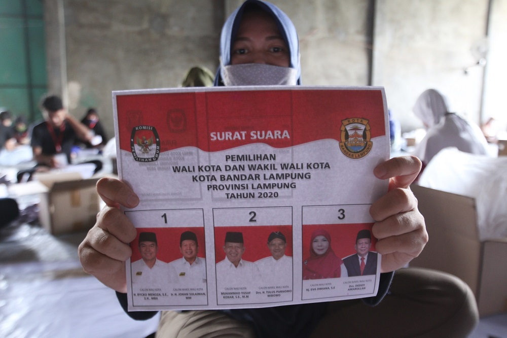 kpu-kota-bandar-lampung-mulai-melakukan-pelipatan-dan-penyortiran-surat-suara.jpg