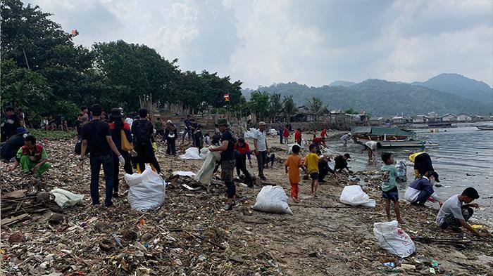 ksi-membersihkan-Pantai-Taman-Kabarti-Panjang-Bandar-Lampung-hari-ini.jpg
