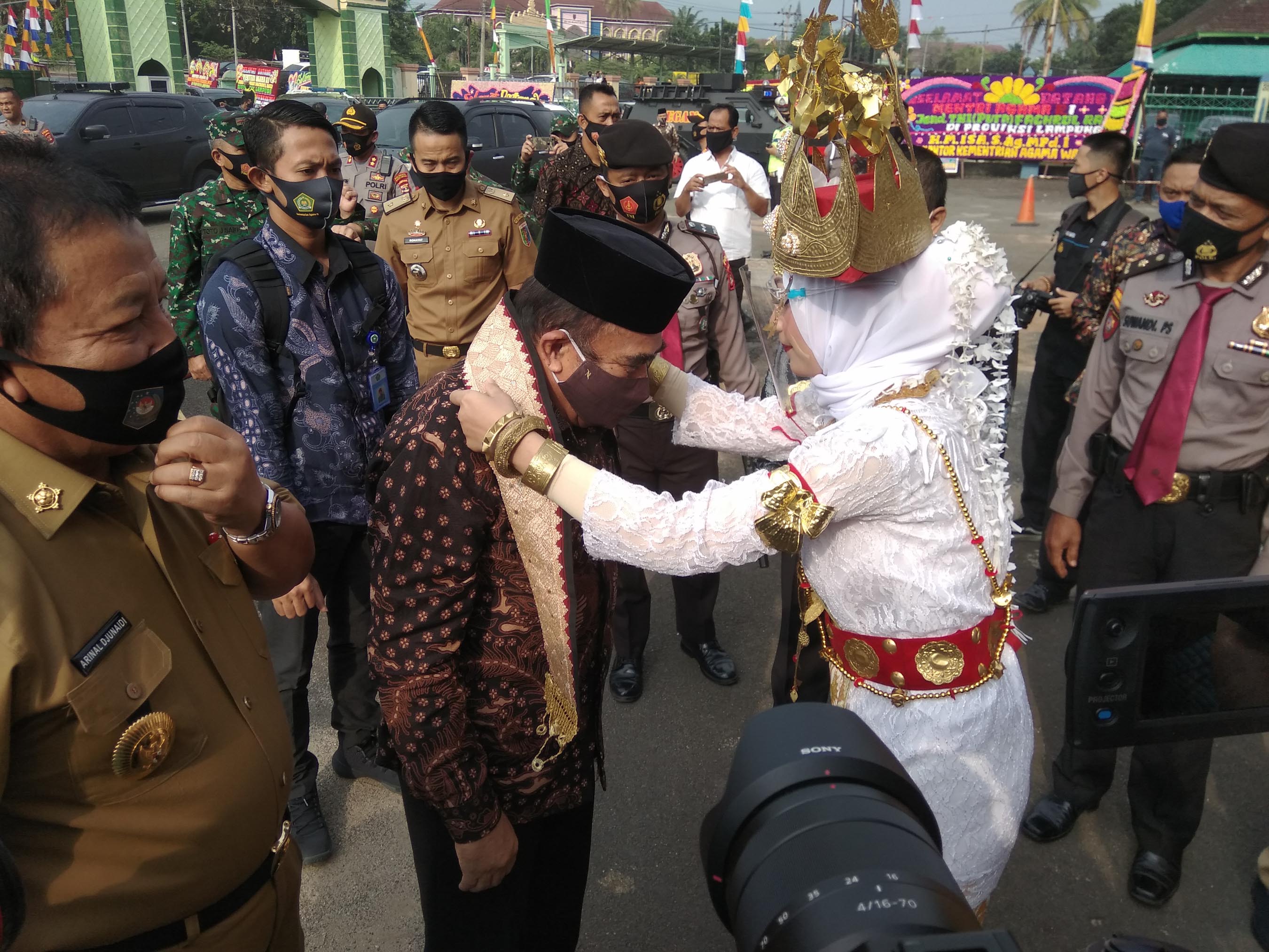 BREAKING NEWS Menag Fachrul Razi Kunker ke Lampung, Disambut dengan Pengalungan Kain Tapis