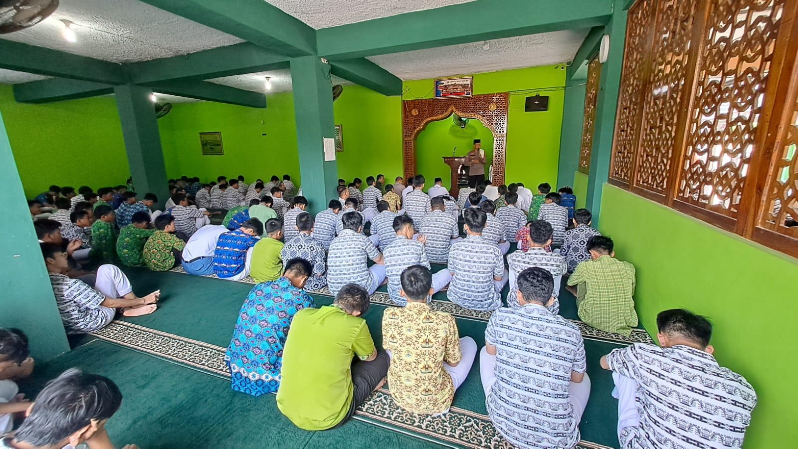 Sambangi Sekolah, Polsek Tanjung Karang Timur Polda Lampung Intens Cegah Kenakalan Remaja