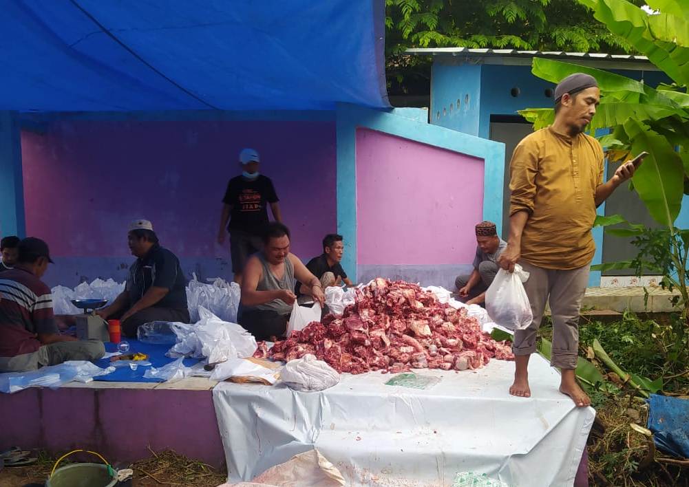 Masjid Baitul Makmur Bandar Lampung Sembelih 8 Sapi